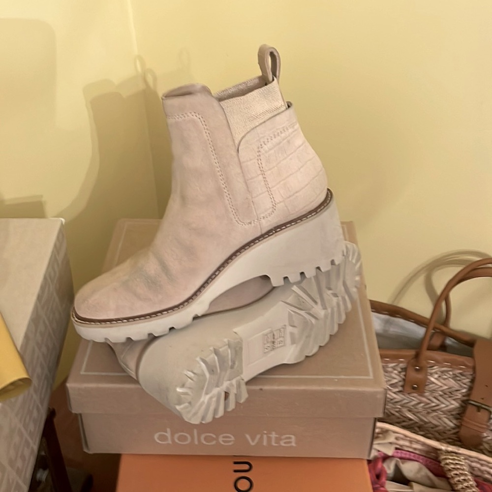 Dolce Vita Women's Cream Chunky Lug Sole Chelsea Booties